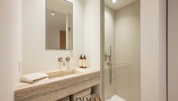 Prachtig gerenoveerd 3SLK-appartement met zicht op het lichtorenplein in de Kustlaan