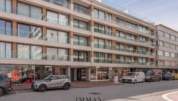 Prachtig gerenoveerd 3SLK-appartement met zicht op het lichtorenplein in de Kustlaan