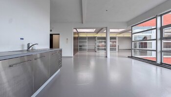 Exclusieve woonloft met open karakter en zonnig terras