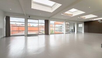 Exclusieve woonloft met open karakter en zonnig terras
