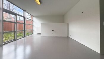 Exclusieve woonloft met royale leefruimtes en zicht op patio
