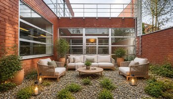 Exclusieve woonloft met royale leefruimtes en zicht op patio