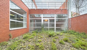 Exclusieve woonloft met royale leefruimtes en zicht op patio