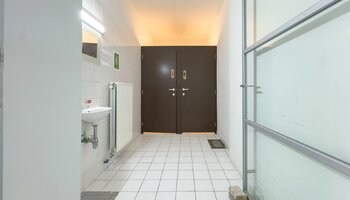 Exclusieve woonloft met royale leefruimtes en zicht op patio