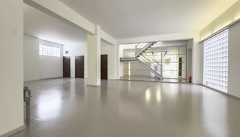 Exclusieve woonloft met royale leefruimtes en zicht op patio