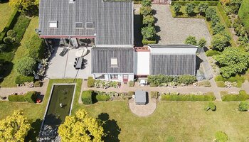 Villa op landelijke ligging met loodsen vlakbij Damse Vaart