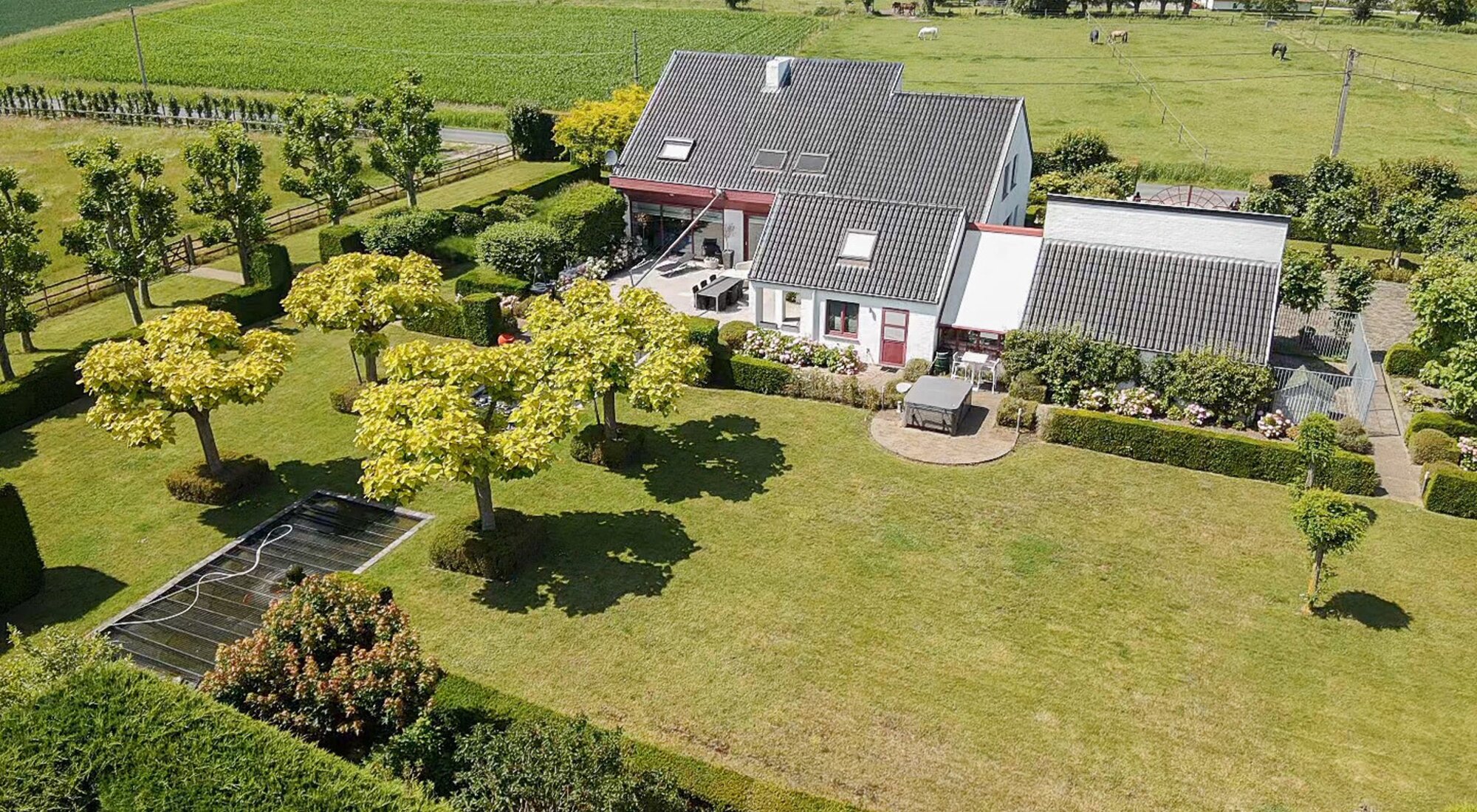 Villa op landelijke ligging met loodsen vlakbij Damse Vaart