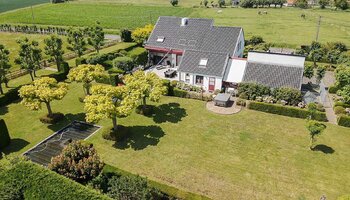 Villa op landelijke ligging met loodsen vlakbij Damse Vaart