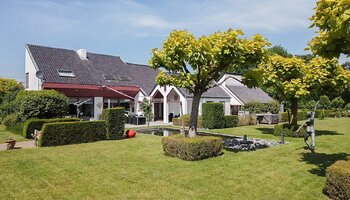 Villa op landelijke ligging met loodsen vlakbij Damse Vaart