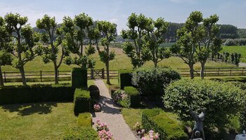 Villa op landelijke ligging met loodsen vlakbij Damse Vaart