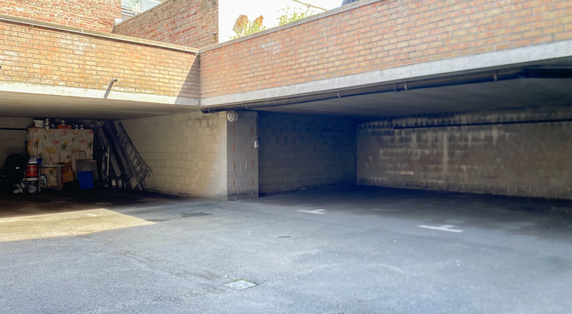 Makkelijk toegankelijke autostaanplaats op centrale ligging vlakbij het Zegemeer en de Lippenslaan