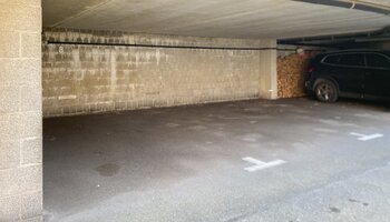 Makkelijk toegankelijke autostaanplaats op centrale ligging vlakbij het Zegemeer en de Lippenslaan