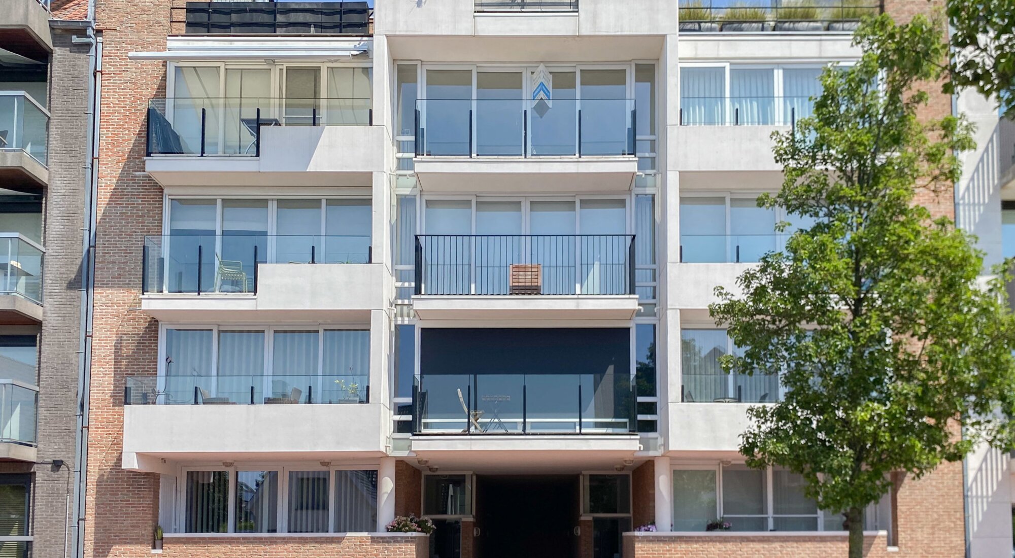 Double place de parking facilement accessible, située au cœur du quartier, à proximité du lac de Zegem et de la Lippenslaan