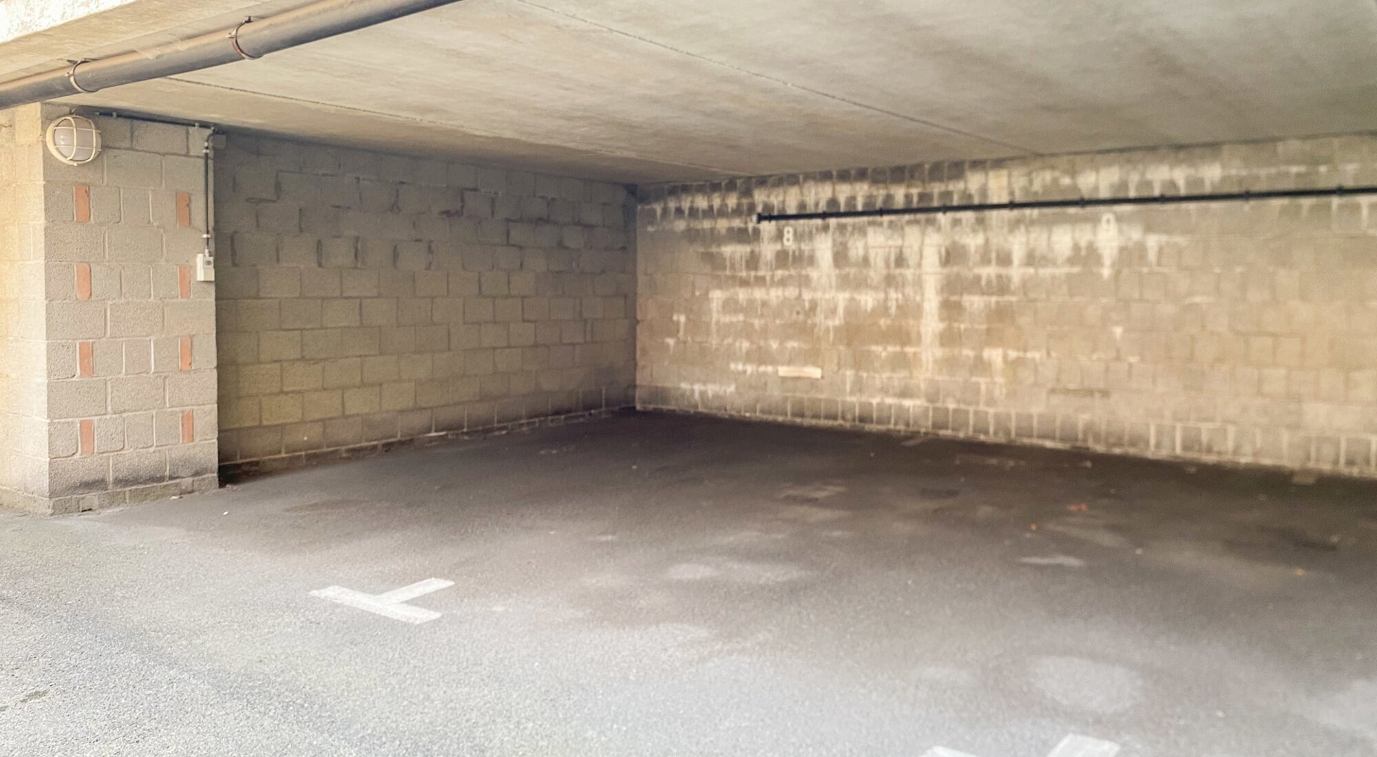 Makkelijk toegankelijke autostaanplaats op centrale ligging vlakbij het Zegemeer en de Lippenslaan