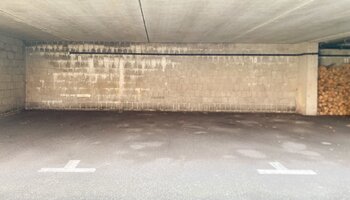Makkelijk toegankelijke autostaanplaats op centrale ligging vlakbij het Zegemeer en de Lippenslaan