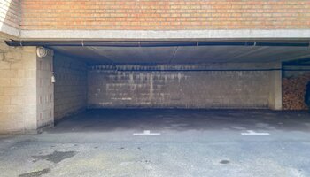 Double place de parking facilement accessible, située au cœur du quartier, à proximité du lac de Zegem et de la Lippenslaan