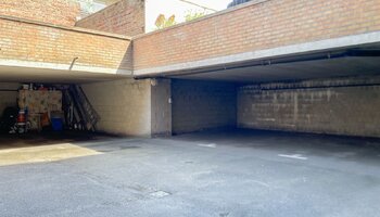 Double place de parking facilement accessible, située au cœur du quartier, à proximité du lac de Zegem et de la Lippenslaan