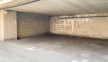 Double place de parking facilement accessible, située au cœur du quartier, à proximité du lac de Zegem et de la Lippenslaan