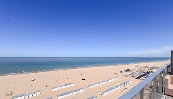 Penthouse avec de spacieuses terrasses sur le Zeedijk à Duinbergen