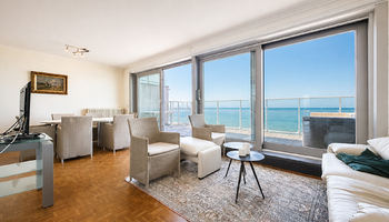 Penthouse avec de spacieuses terrasses sur le Zeedijk à Duinbergen