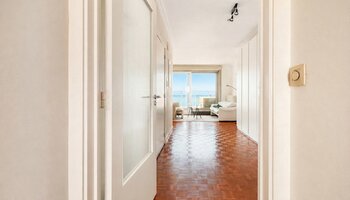 Penthouse avec de spacieuses terrasses sur le Zeedijk à Duinbergen