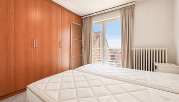 Penthouse avec de spacieuses terrasses sur le Zeedijk à Duinbergen