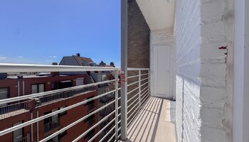 Penthouse avec de spacieuses terrasses sur le Zeedijk à Duinbergen