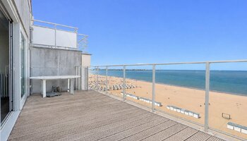 Penthouse avec de spacieuses terrasses sur le Zeedijk à Duinbergen