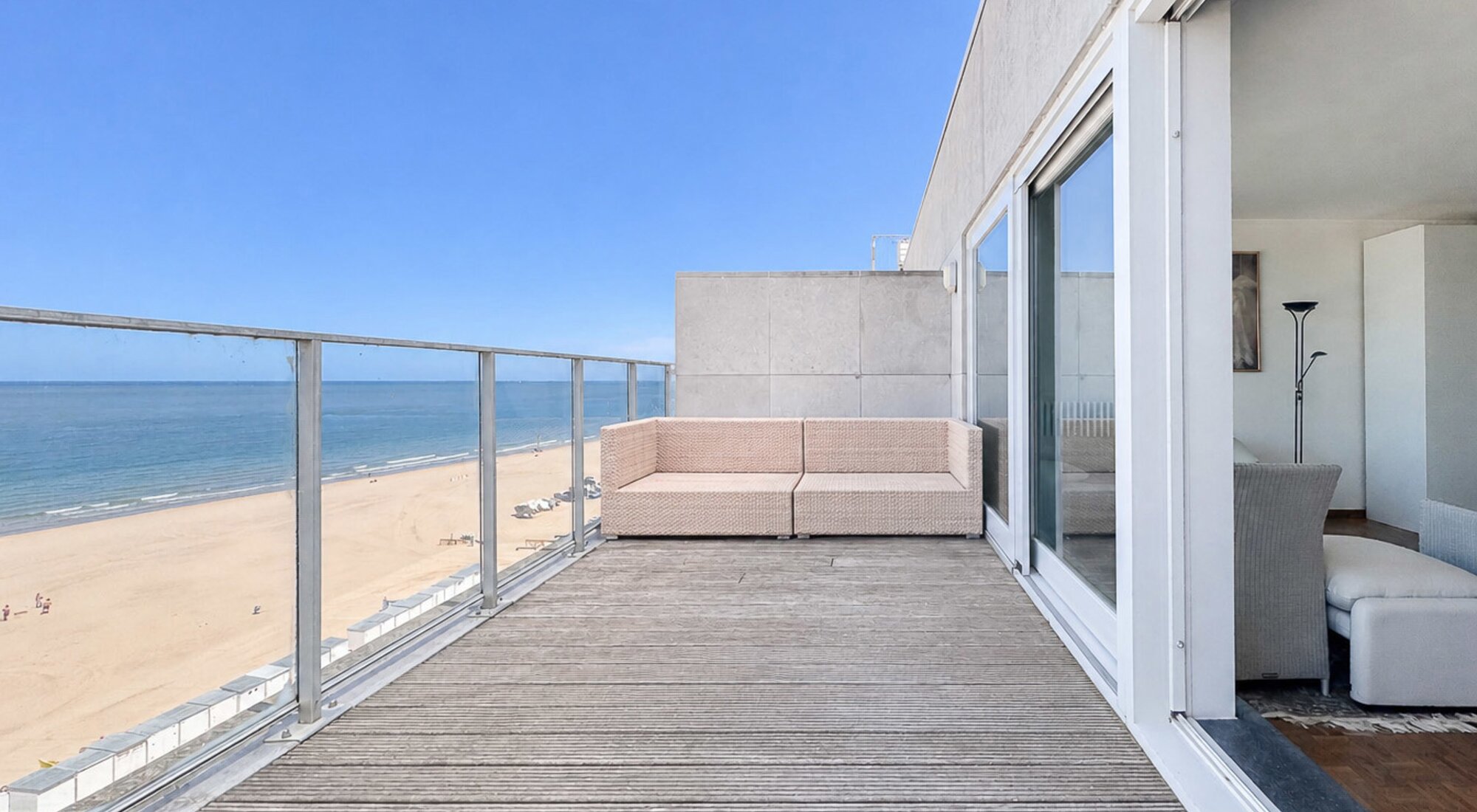 Penthouse met ruime terrassen op de Zeedijk in Duinbergen