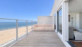 Penthouse avec de spacieuses terrasses sur le Zeedijk à Duinbergen