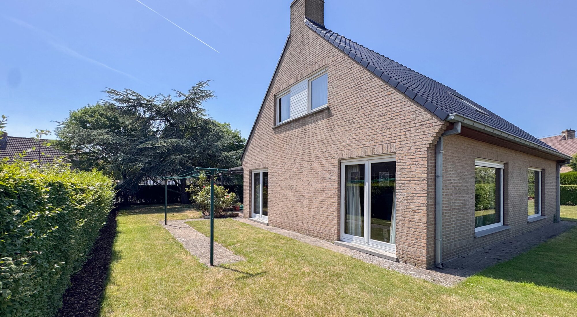 Villa à rénover sur un vaste terrain de 650 m² dans un quartier résidentiel