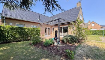 Te renoveren villa op een ruim perceel van 645 m² in residentiële wijk