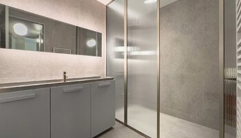 Stijlvol gerenoveerd 2SLK-appartement centraal gelegen nabij het centrum