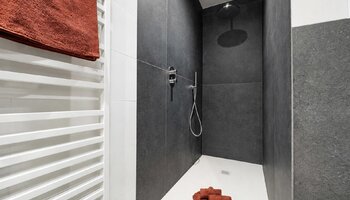 Gerenoveerde penthouse met zongericht en uitzonderlijk groot terras