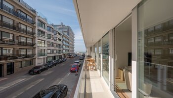 Prachtig gerenoveerd 3SLK-appartement met zijdelings zeezicht vlakbij het Driehoeksplein