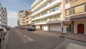 Prachtig gerenoveerd 3SLK-appartement met zijdelings zeezicht vlakbij het Driehoeksplein