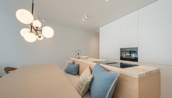 Prachtig gerenoveerd 3SLK-appartement met zijdelings zeezicht vlakbij het Driehoeksplein