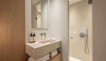 Prachtig gerenoveerd 3SLK-appartement met zijdelings zeezicht vlakbij het Driehoeksplein