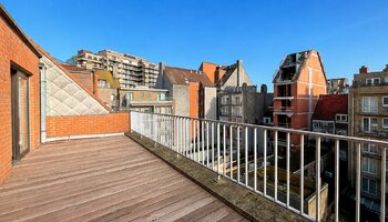 Gerenoveerde penthouse met zeezicht & autostaanplaats