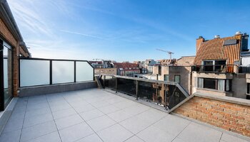 Gerenoveerde penthouse met zeezicht & autostaanplaats