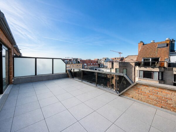 Gerenoveerde penthouse met zeezicht & autostaanplaats
