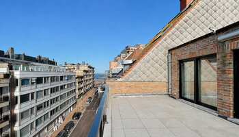 Gerenoveerde penthouse met zeezicht & autostaanplaats
