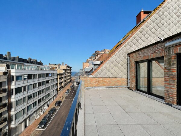 Gerenoveerde penthouse met zeezicht & autostaanplaats