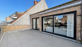 Gerenoveerde penthouse met zeezicht & autostaanplaats