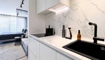 Studio rénové avec goût et offrant une vue dégagée sur la digue de Heist