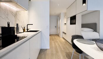 Studio rénové avec goût et offrant une vue dégagée sur la digue de Heist