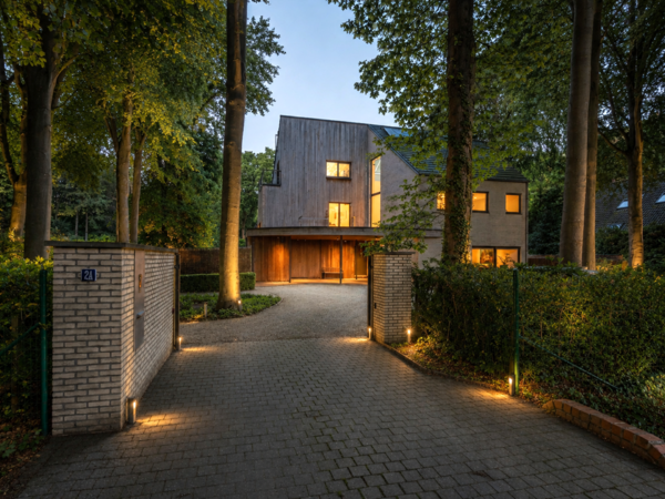 Exclusieve villa met binnenzwembad op uiterst gegeerde ligging