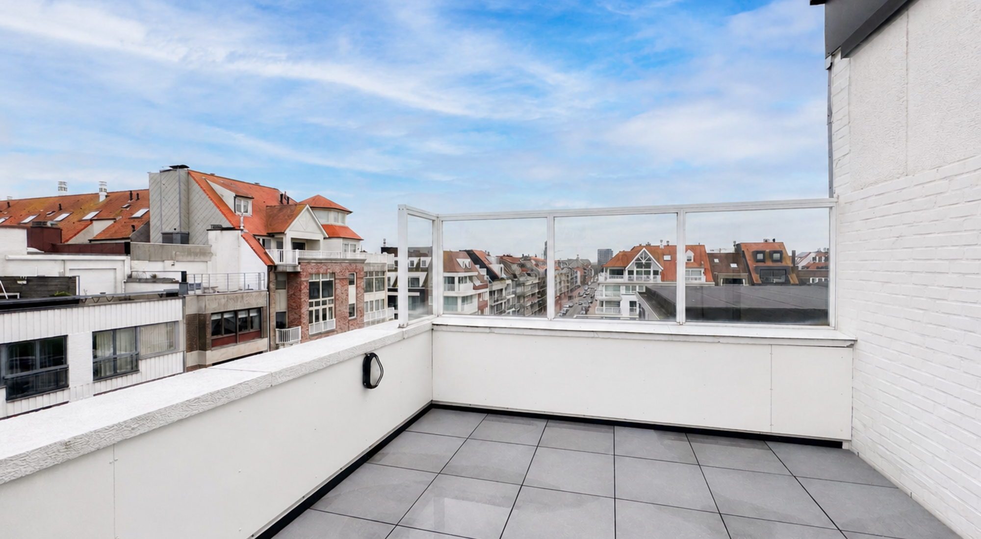 Studio rénové avec grande terrasse (+-13 m²) à quelques pas de la mer.