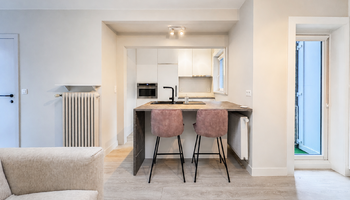 Gerenoveerde studio met ruim terras (+-13 m2) op wandelafstand van de zee