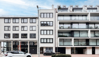 Gerenoveerde studio met ruim terras (+-13 m2) op wandelafstand van de zee